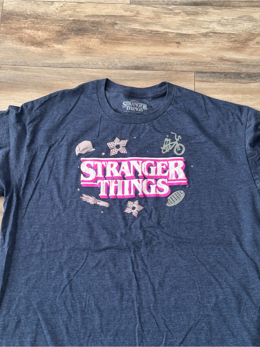 Stranger Things T-shirt XXL Blue and Pink Netflix